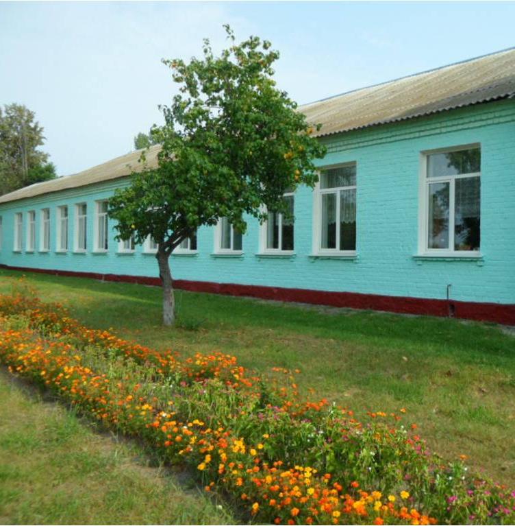 вид школы сбоку(слева).